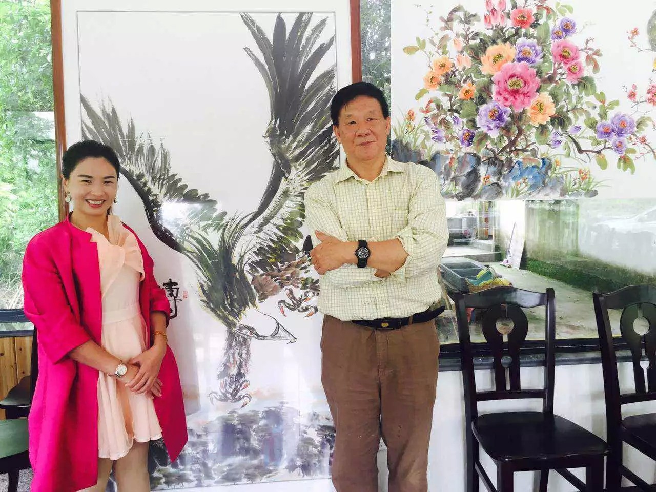 中國國家書畫院副院長汪忠玉老師為晨美顏料色母?？偨?jīng)理劉秋珍揮毫潑墨
