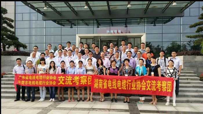深圳晨美顏料色母?？偨?jīng)理劉秋珍經(jīng)理與各電線電纜協(xié)會會長赴蘇州考察